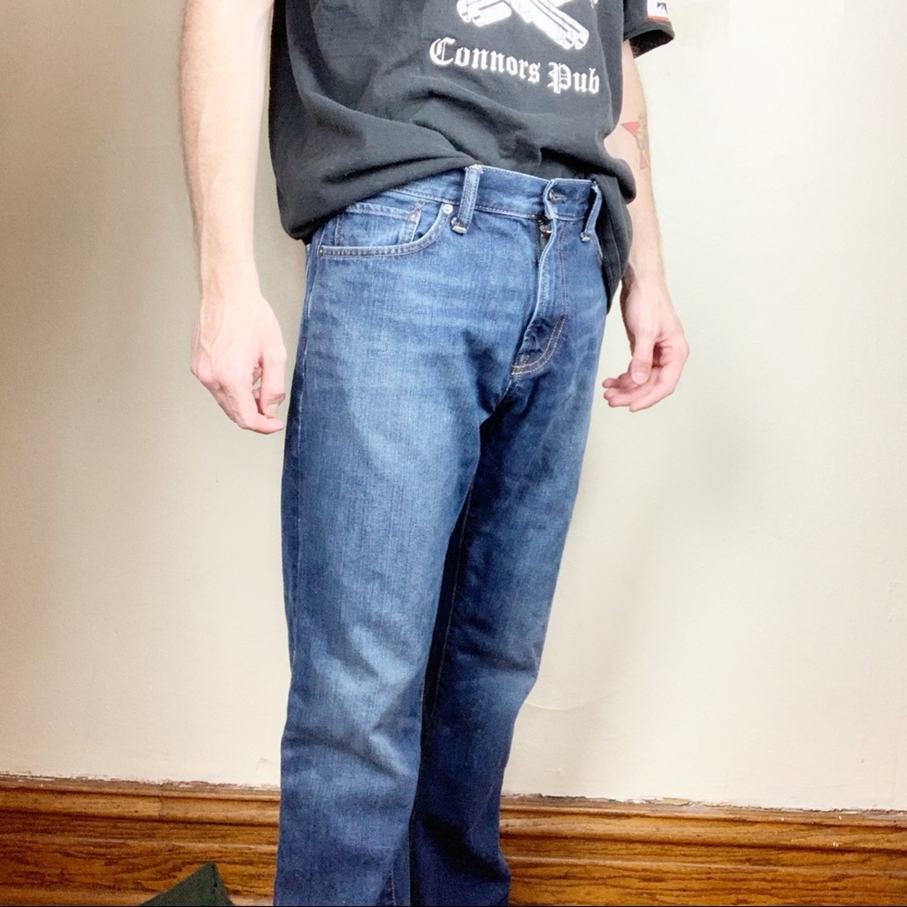 Gap easy fit 33x32 blue jeans